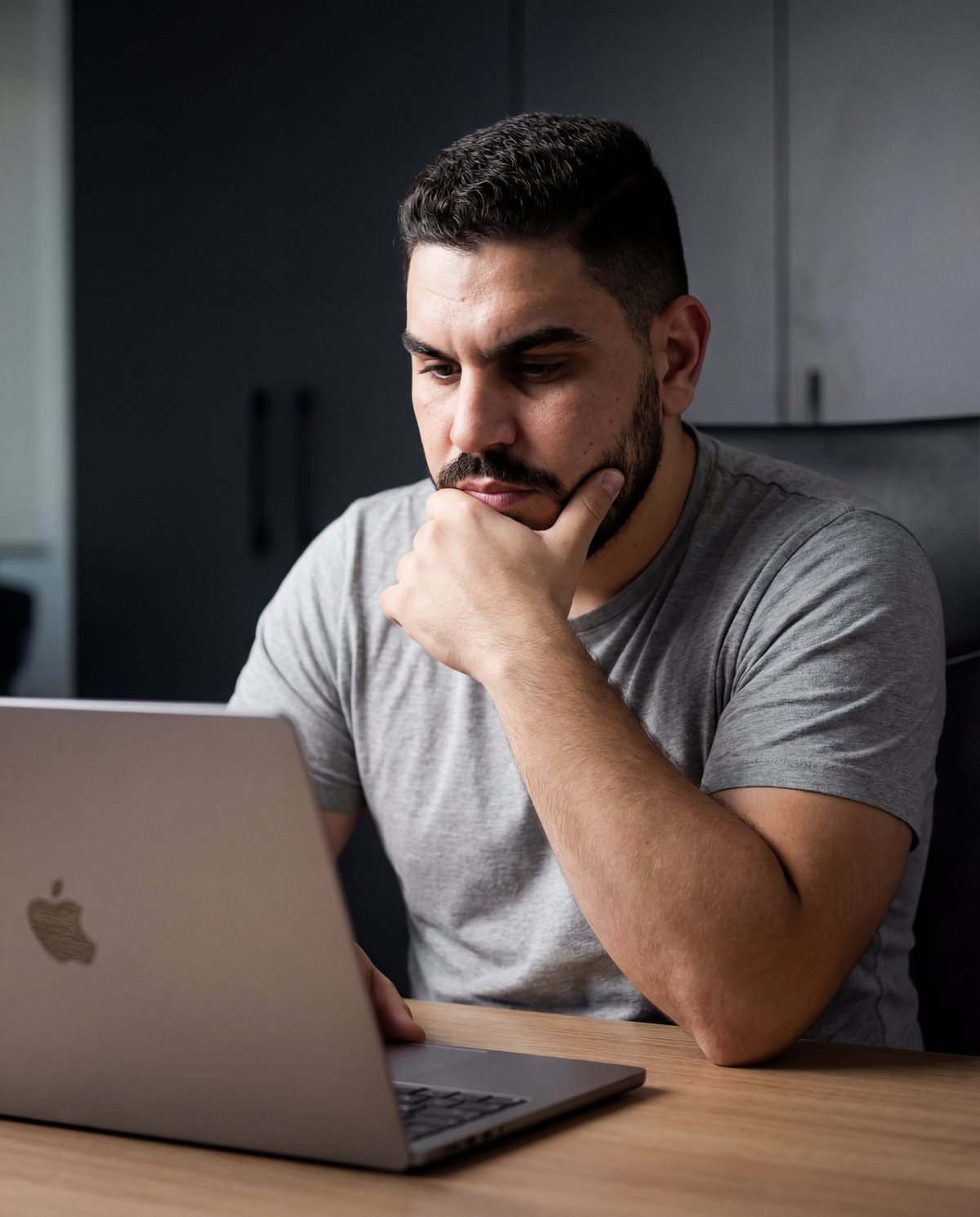 João Ferro trabalhando no computador
